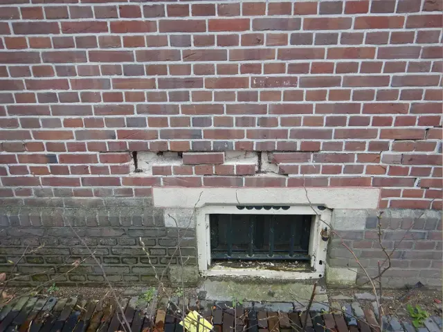 Kaaskelder 02 Scheuren door corrosie vd koppen Vogel